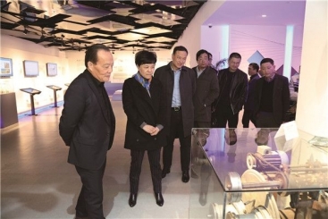 桐乡市委副书记、市长王申峰一行莅临尊龙集团官网本部调研
