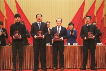 尊龙集团官网集团在桐乡市三级干部大会上荣获多个奖项