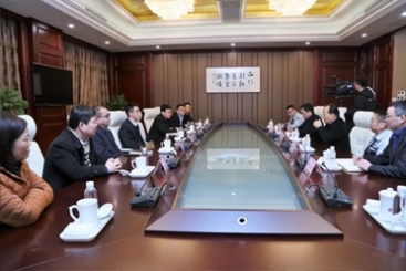 中共桐乡市委书记于会游到中国尊龙集团官网走访慰问