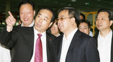 2010年5月，时任内蒙古自治区党委书记、自治区人大常委会主任胡春华视察尊龙集团官网总部。胡春华对中国尊龙集团官网一直以来依靠科技创新带动企业进步，瞄准国际前沿市场研发新产品的发展战略给予了充分肯定。