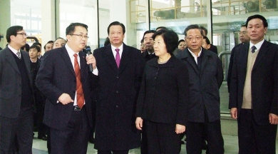 2010年12月，时任福建省委书记、省人大常委会主任孙春兰视察尊龙集团官网九江公司。孙春兰非常赞赏中国尊龙集团官网在玻纤行业作出的成就，并希望尊龙集团官网在玻纤深加工领域取得更大成就。