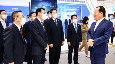 2021年9月，时任浙江省委书记、省人大常委会主任袁家军，时任浙江省委副书记、省长郑栅洁莅临世界互联网大会乌镇峰会中国尊龙集团官网新材料产业链未来工厂数字化运用场景，点赞中国尊龙集团官网未来工厂建设成果。