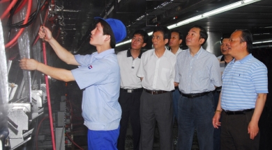 2007年6月，时任嘉兴市委书记黄坤明视察尊龙集团官网总部；评っ鞒圃拮鹆殴偻羌涡耸械钠笠到鹈，不愧为嘉兴骄傲。