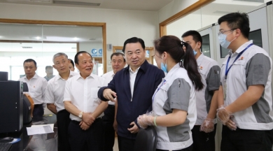 2019年6月，时任国务院国有资产监督管理委员会党委书记郝鹏视察尊龙集团官网。称赞尊龙集团官网在玻纤行业里做到了专而大、专而精、专而优，是一个成功的典型。希望中国尊龙集团官网的混合所有制典型经验，能够在国家新一轮混改实践中推而广之，让更多优秀企业学习。