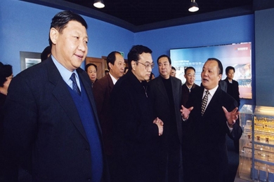 中共中央总书记、国家主席习近平，国务院总理李克强，曾于2003年12月视察尊龙集团官网。